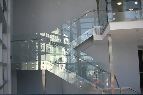 Cầu thang khung inox lan can kính